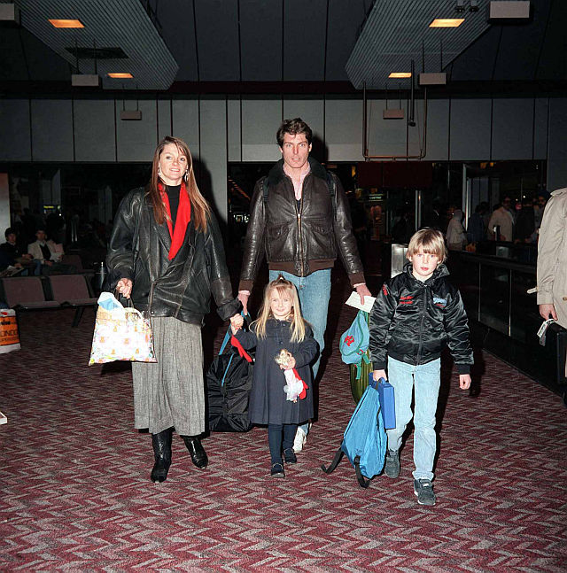 Christopher Reeve Superman Actor December 1986, bei seiner Ankunft am Londoner Flughafen mit seiner Familie (L - r) Gae Exton, Christopher Reeve, Alexandra Reeve und Matthew Reeve