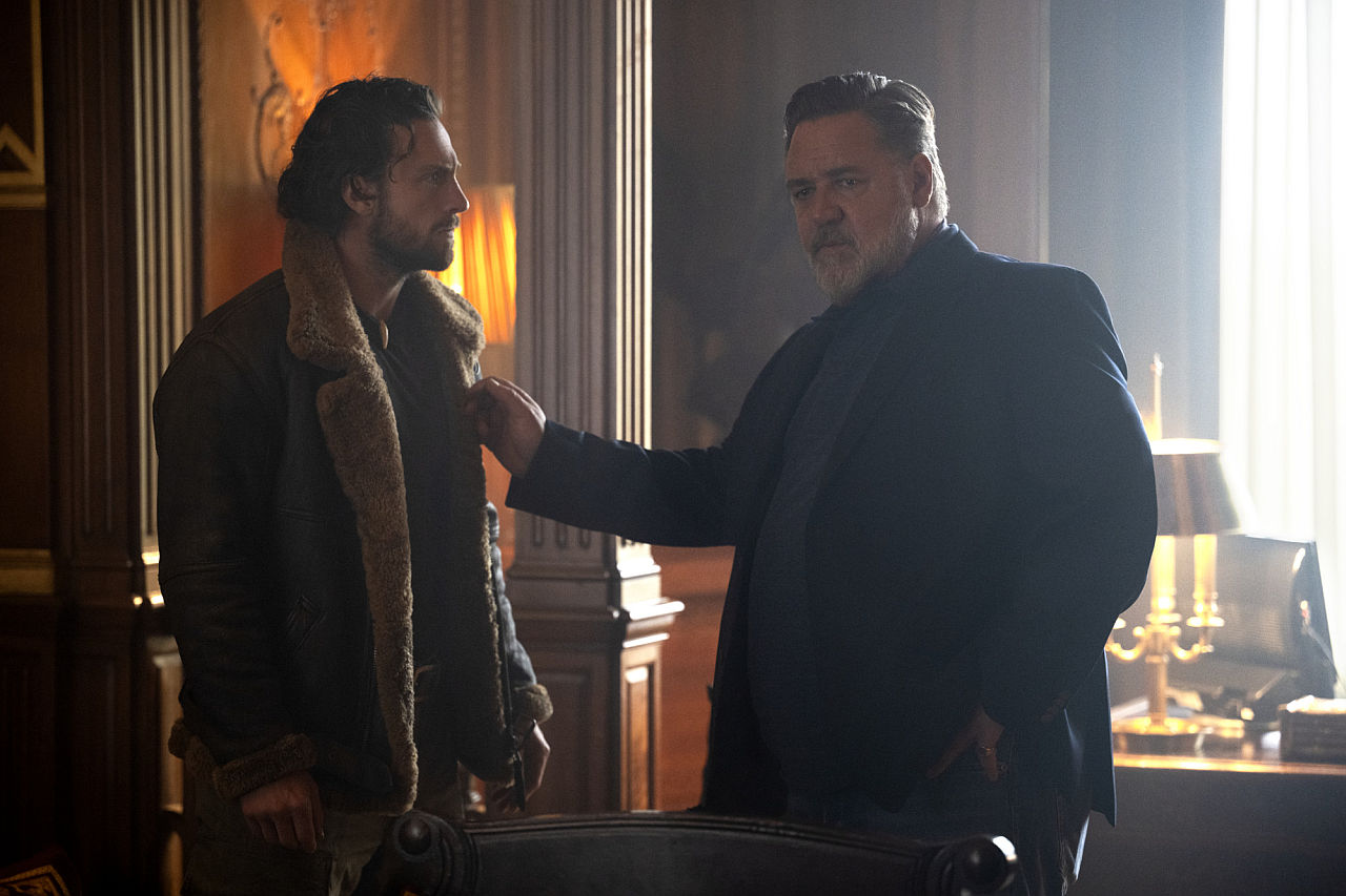 Aaron Taylor Johnson und Russell Crowe in KRAVEN THE HUNTER