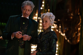 L - R: Jeff Goldblum ist The Wizard of Oz und Michelle Yeoh ist Madam Morrible in WICKED