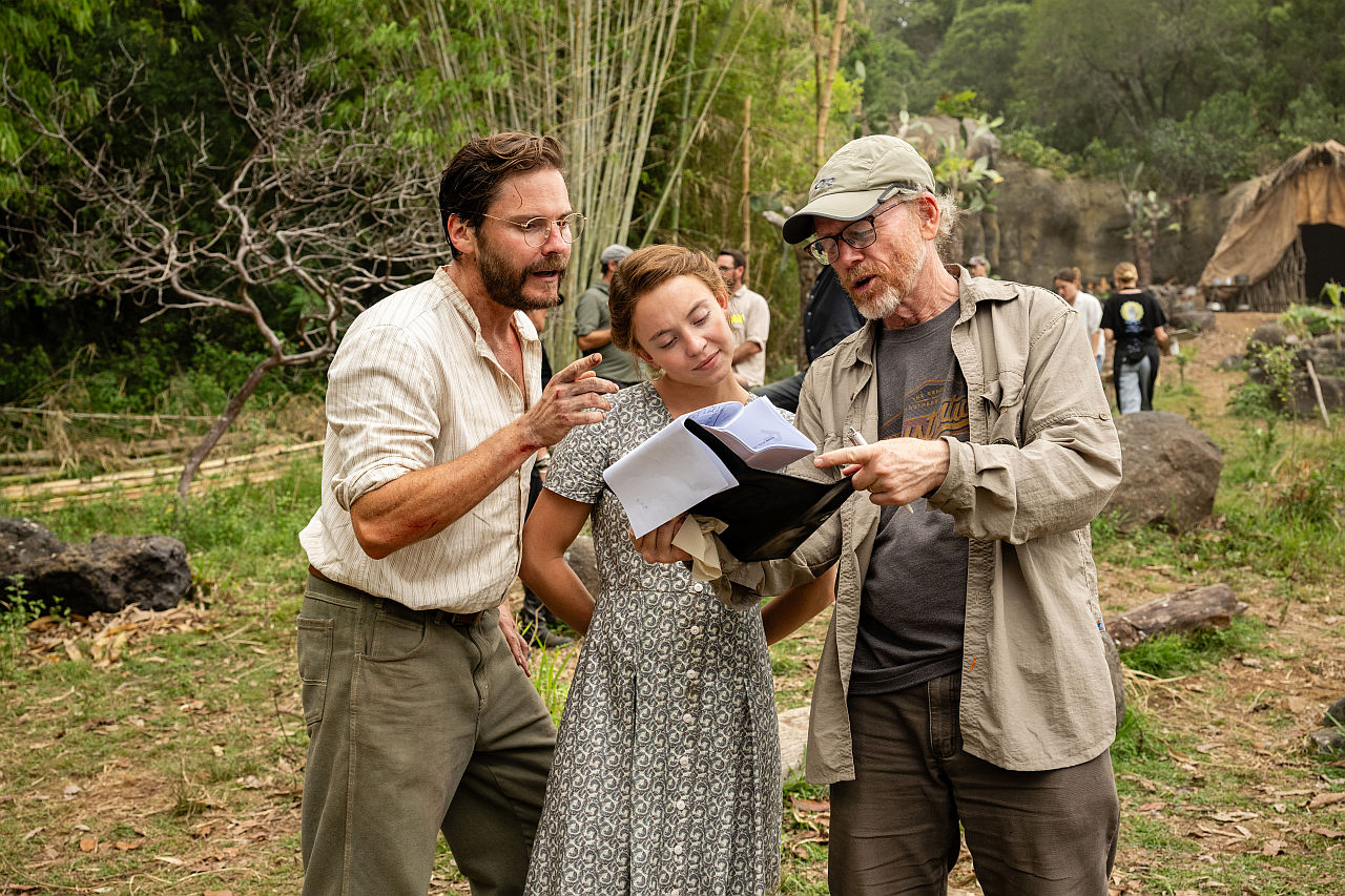 Daniel Brühl (spielt Heinz Wittmer) und Sidney Sweeney (spielt Margret Wittmer) am Set mit Regisseur Ron Howard