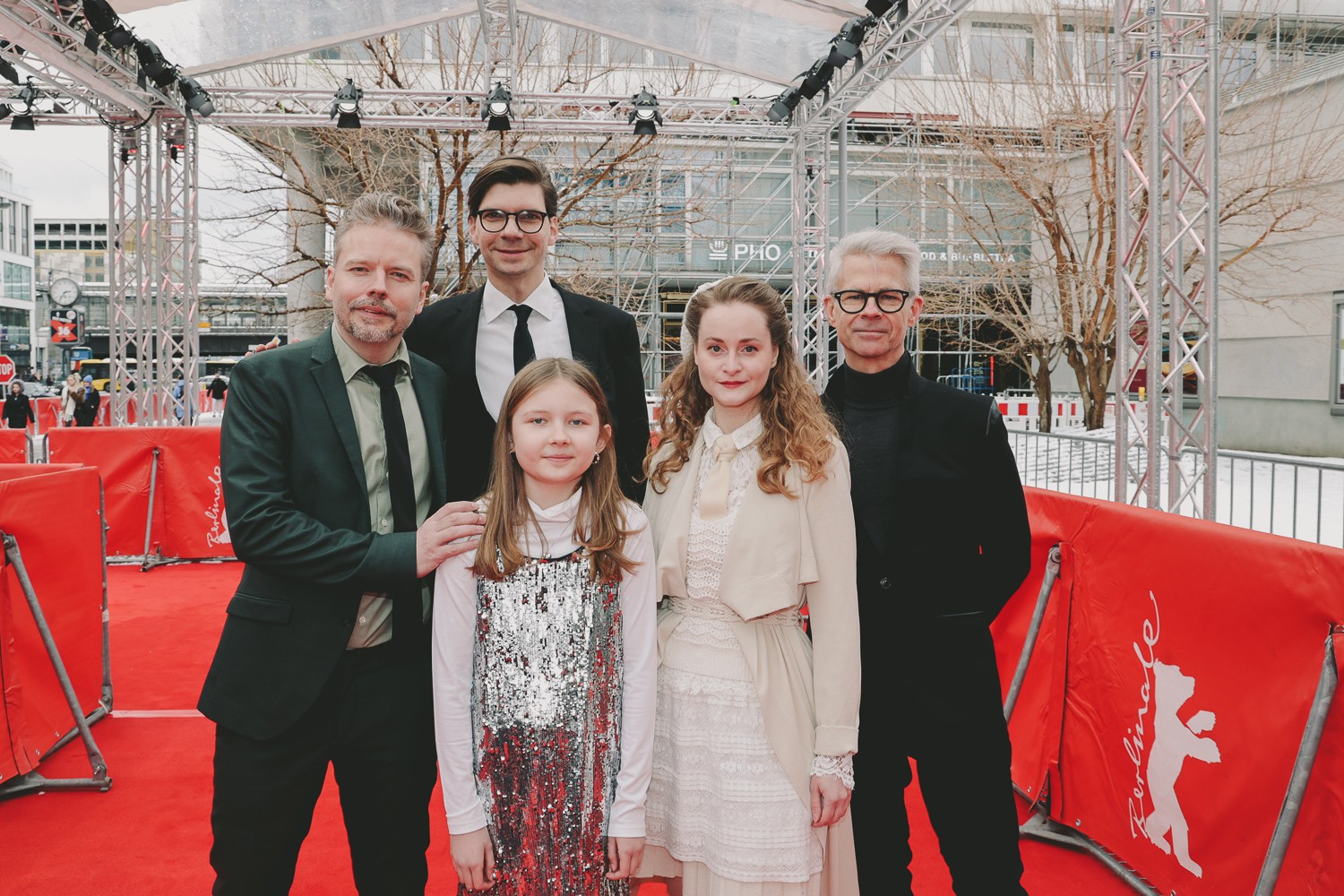 Frelle Petersen, Jonas Bagger, Mimi Bræmer Dueholm, Jette Søndergaard, Jørgen Johansson Das Filmteam auf dem Roten Teppich vor dem Zoo Palast. - HOME SWEET HOME BERLINALE 2025