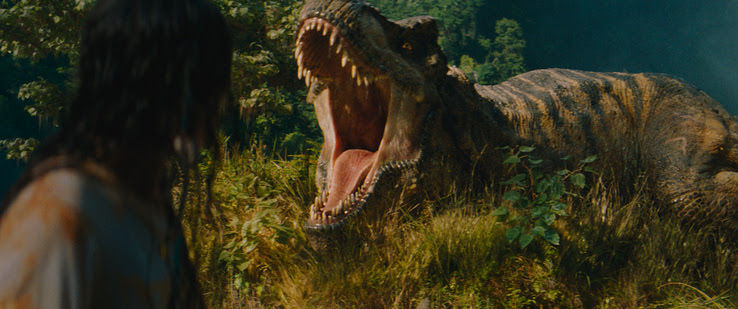 L - R: Luna Blaise und ein T-Rex in JURASSIC WORLD DIE WIEDERGEBURT