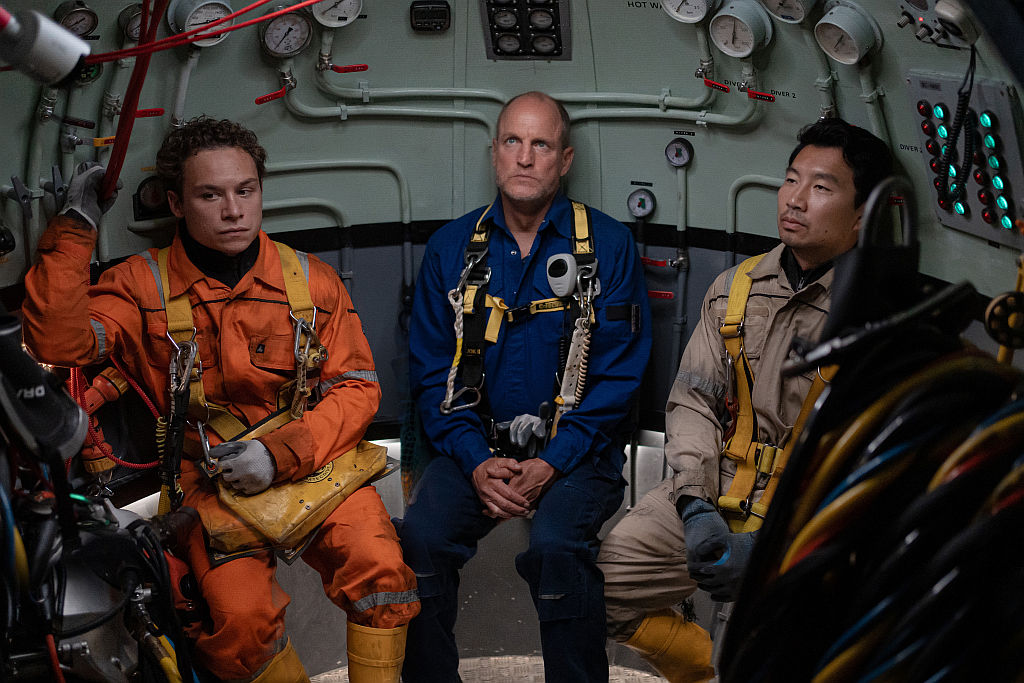 (l-r.) Finn Cole als Chris Lemons, Woody Harrelson als Duncan Allcock und Simu Liu als Dave Yuasa in Last Breath