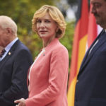 Rumours (AT) Nur gemeinsam erfolgreich: Hilda Ortmann (Cate Blanchett), die Bundeskanzlerin von Deutschland, hat immer das Ganze im Blick.