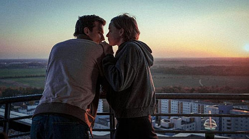 Jannis Niewöhner als Viktor und Luna Wedler als Tilda.