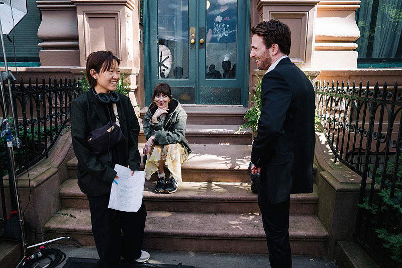 (li-re) Regisseurin Celine Song, Dakota Johnson und Chris Evans am Set von Was ist Liebe wert