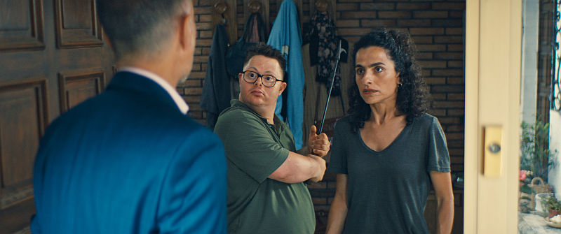 „Sunny“ (Nico Randel) und seine Betreuerin Yesim (Sesede  Terziyan) trauen Thomas  (Christoph Maria Herbst) nicht  
 