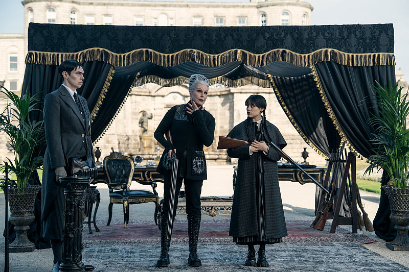 (L to R) Liv Spencer als Varicose, Joanna Lumley als Grandmama, Jenna Ortega als Wednesday Addams in Episode 6 von Wednesday Staffel 2 Teil 2.