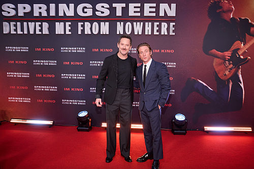 (L-R) Jeremy Allen White und Scott Cooper bei der Premiere von Springsteen: Deliver Me From Nowhere in Berlin