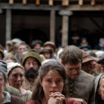 Jessie Buckley als Agnes and Joe Alwyn als Bartholomew in HAMNET