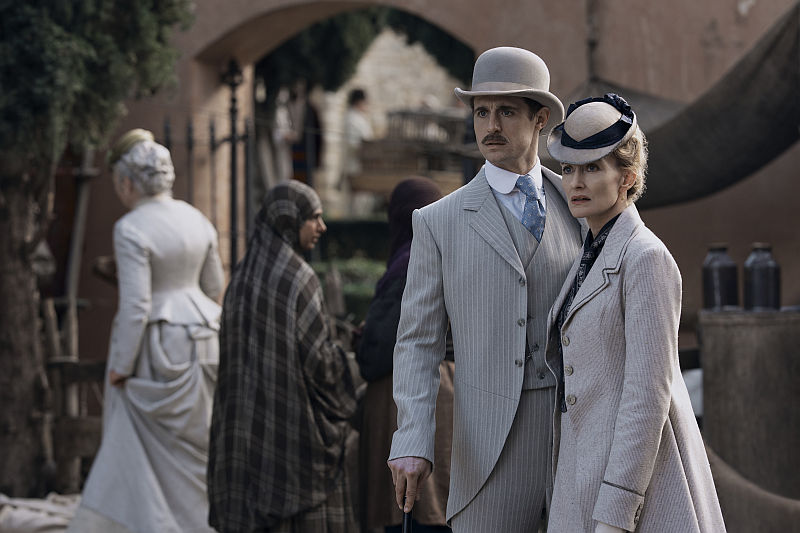 (L-R) Max Irons und Natascha McElhone in Young Sherlock