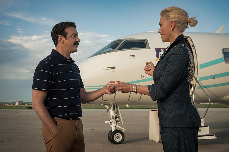 (L-R) Jason Sudeiks und Hannah Waddingham in Ted Lasso Staffel 4