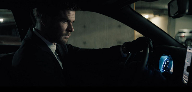 Chris Hemsworth in CRIME 101