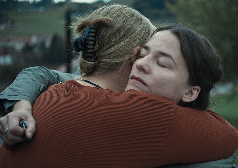 Valerie Pachner, Stefanie Reinsperger in Vier Minus Drei