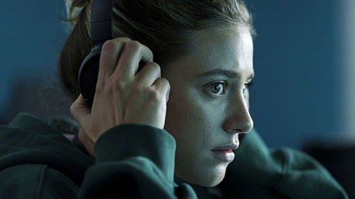 LILI REINHART IN AMERICAN SWAETSHOP