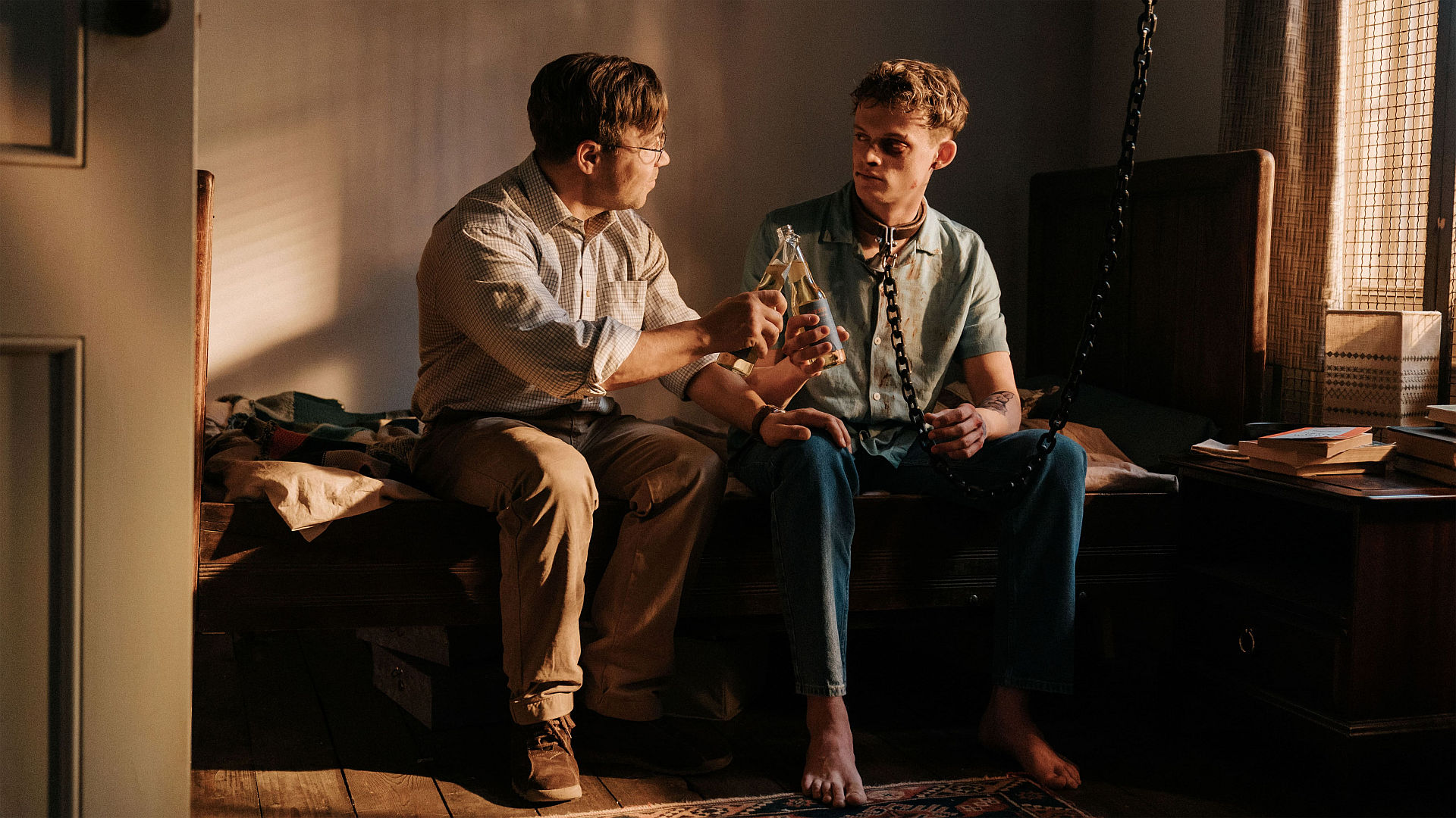 Freund oder Feind? Chris (Stephen Graham) hält Tommy (Anson Boon) angekettet in seinem Haus.