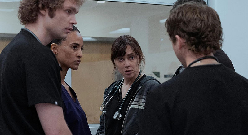 The Pitt, 2:00 P.M. Fiona Dourif, (Mitte) Alexandra Metz, und Lucas Iverson in The Pitt (2025)