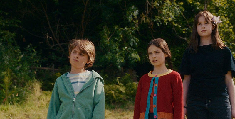 (R-L) Phoenix Laroche, Delilah Bennett-Cardy, and Billie Gadsdon in Der Wunderweltenbaum (2026)
