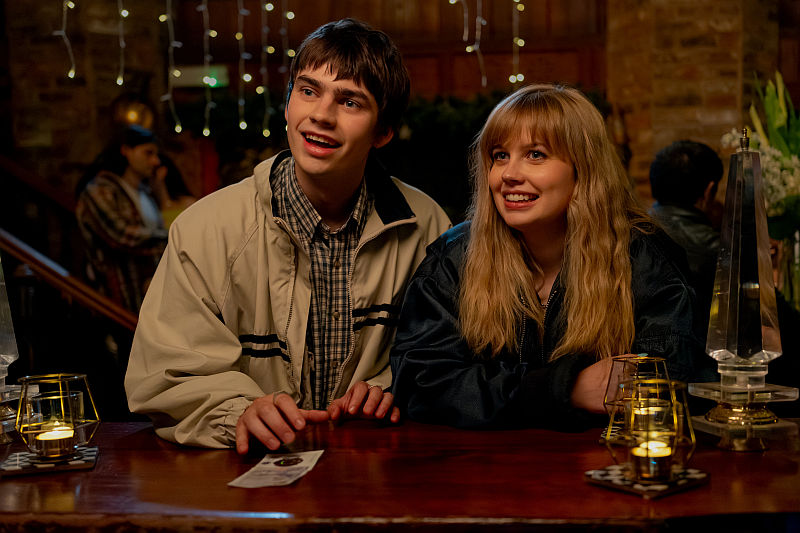 Spike Fearn spielt Owen und Angourie Rice die Rolle der Emily in „FINDING EMILY“ von Regisseurin Alicia MacDonald, einem Film von Focus Features.