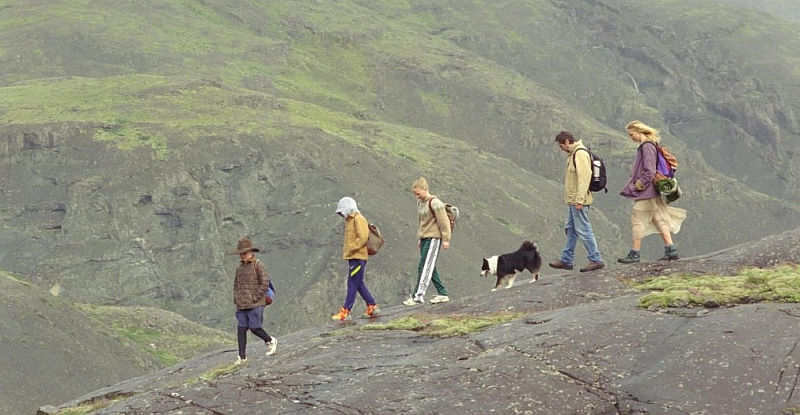 Sverrir Gudnason, Ída Mekkín Hlynsdóttir, Þorgils Hlynsson, Grímur Hlynsson, und Saga Garðarsdóttir in The Love That Remains (2025)
