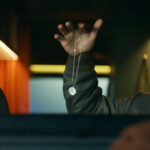 Lou Llobell als “Maddie" und Jacob Scipio als “Tyler" in PASSENGER