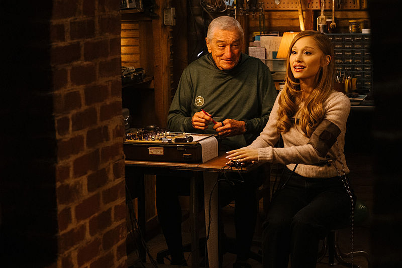 (L-R) Rodert De Niro und Ariana Grande in MEINE FRAU, UNSERE SCHWIEGERTOCHTER UND ICH