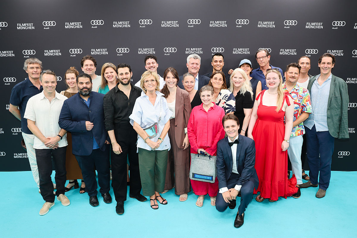 Hinten, v.l.n.r.: X Verleih Vorstände Martin Kochendörfer & Amélie Bertin, Drehbuchautor Malte Welding, ZDF Redakteurin Alexandra Staib, Produzent Florian Kamhuber, MDM Geschäftsführer André Naumann, Amir Farahani,

Franziska Aigner (Casting), Dirk Schürhoff (Beta Film), Frank Müller (Editor), Martin Kohlstedt (Musik), Moritz von Kruedener (Beta Film)
Vorne, v.l.n.r.: Arte Redakteur Julius Windhorst, die Darsteller Mo Amadi, Bardo Böhlefeld, Ulrike Kriener, Regisseurin Helena Hufnagel, Leitung Filmförderung mbb Veronika Grob,

Darstellerin Katharina Thalbach, Aline László (Kamera), Produzent Fanian Halbig, Judith Erber (Co-Leitung Förderabteilung FFF Bayern), Produzentin Melissa Bryne
Copyright: © Kurt Krieger / Filmfest München