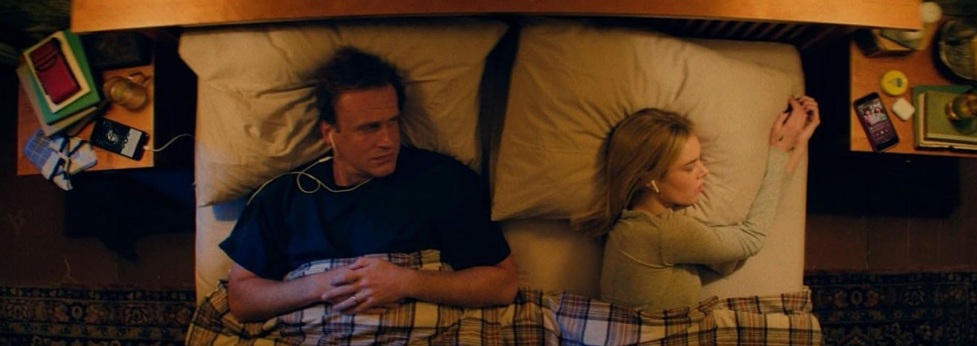 Jason Segel und Kayla Radomski in Over Your Dead Body (2026)