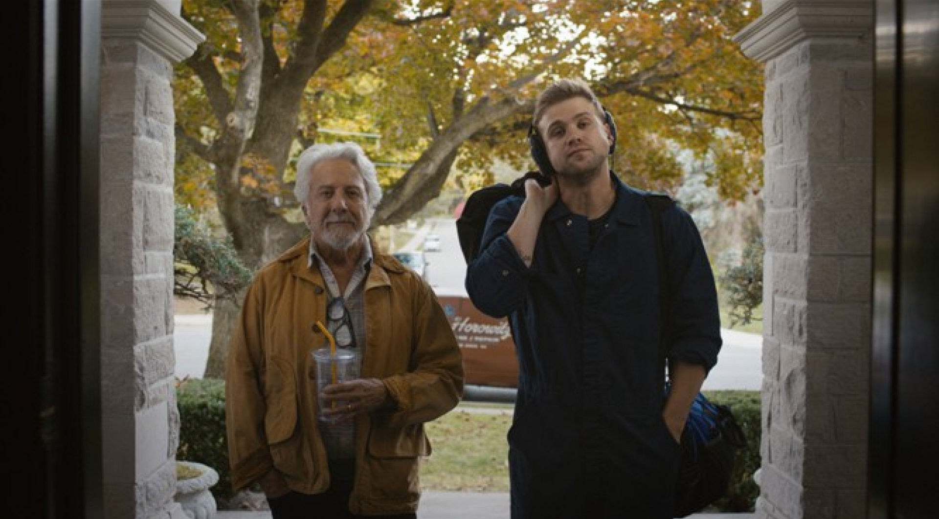 Dustin Hoffmann und Leo Woodall in The Piano Tuner