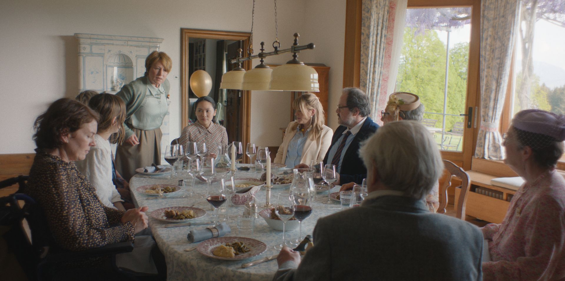 KALTER HUND: Illustre Familienrunde zum 100. Geburtstag von Hermann. (© Milk Pictures)