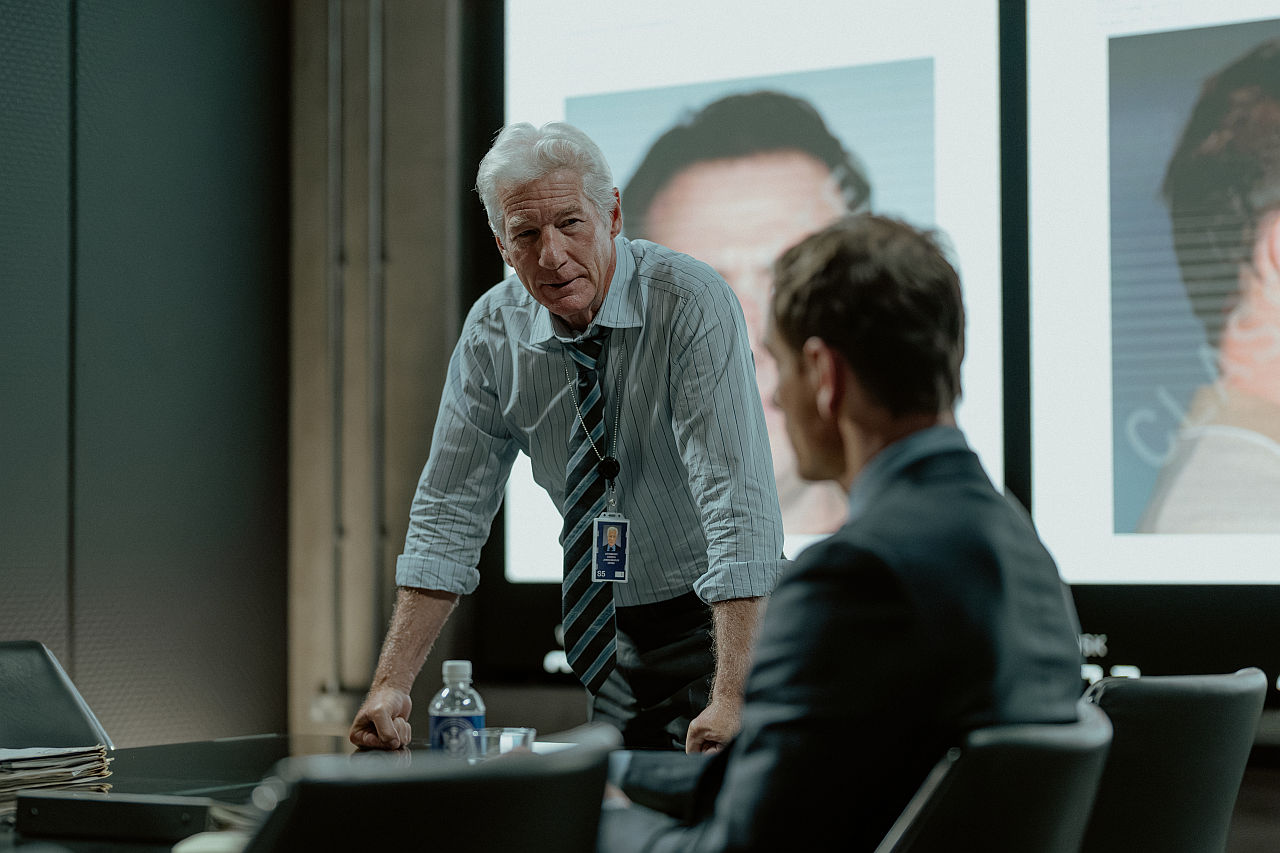 (L-R) RICHARD GERE UND MICHAEL FASSBENDER IN THE AGENCY STAFFEL 2