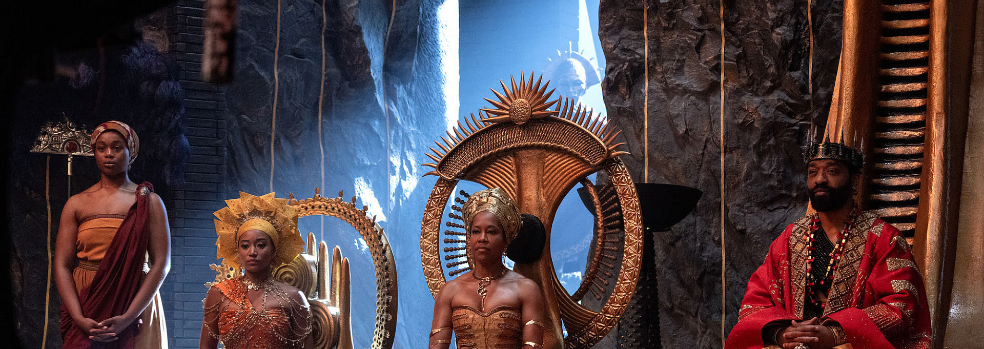 Bukky Bakray spielt Binta, Amandla Stenberg spielt Amari, Regina King spielt Königin Nehanda und Chiwetel Ejiofor spielt König Saran in CHILDREN OF BLOOD AND BONE - GOLDENER ZORN von Paramount Pictures.