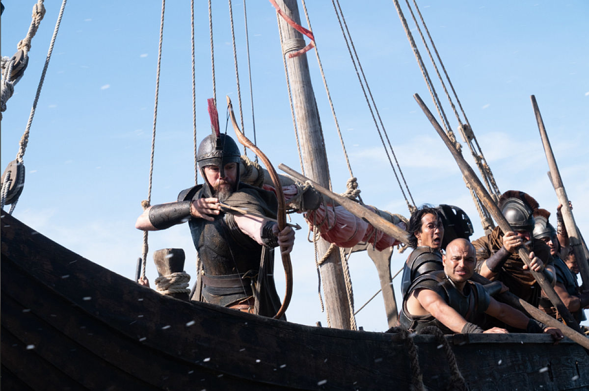 Matt Damon (im Bild links, mit Bogen) spielt Odysseus in „DIE ODYSSEE“, bei dem Christopher Nolan für Drehbuch, Produktion und Regie verantwortlich zeichnet.
