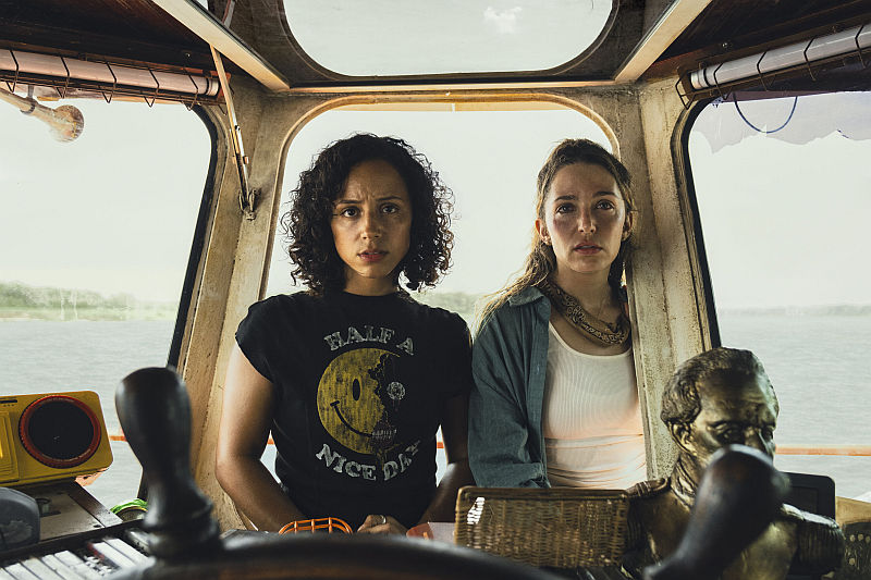 Kiana Madeira als "Lena" und Jessica Rothe als "Alli" in BEWARE BOIÚNA.
