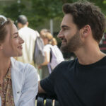 Lili Reinhart und Tom Bateman