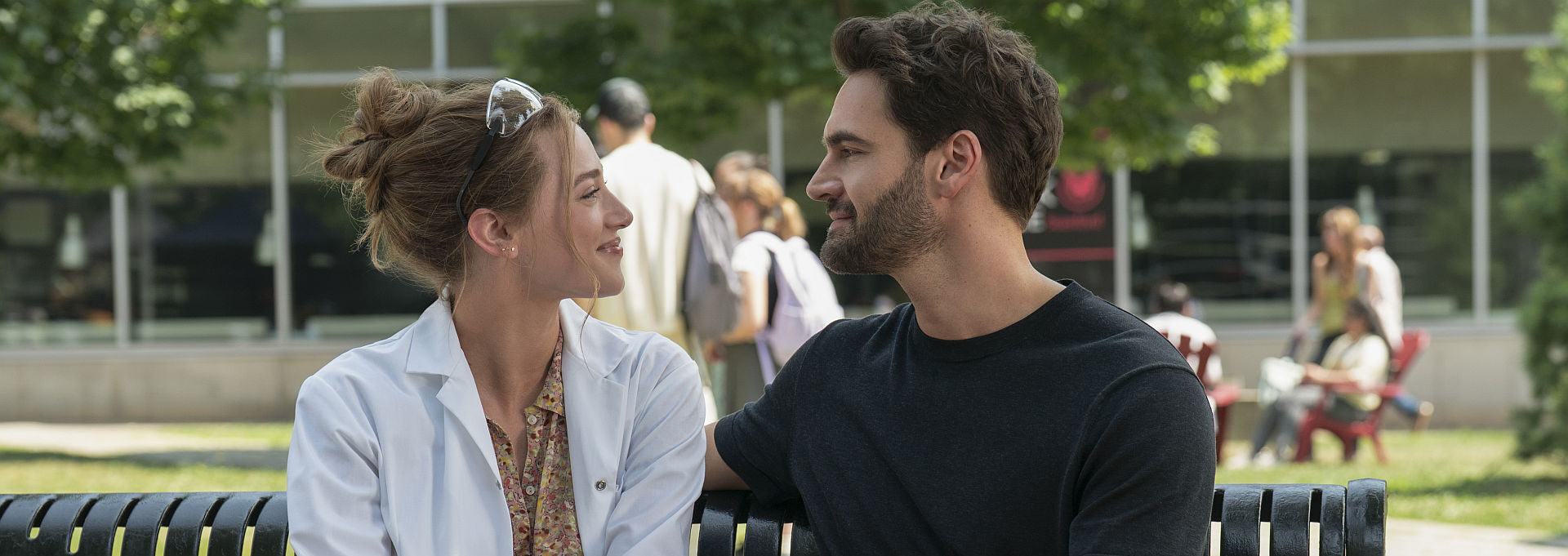 Lili Reinhart und Tom Bateman