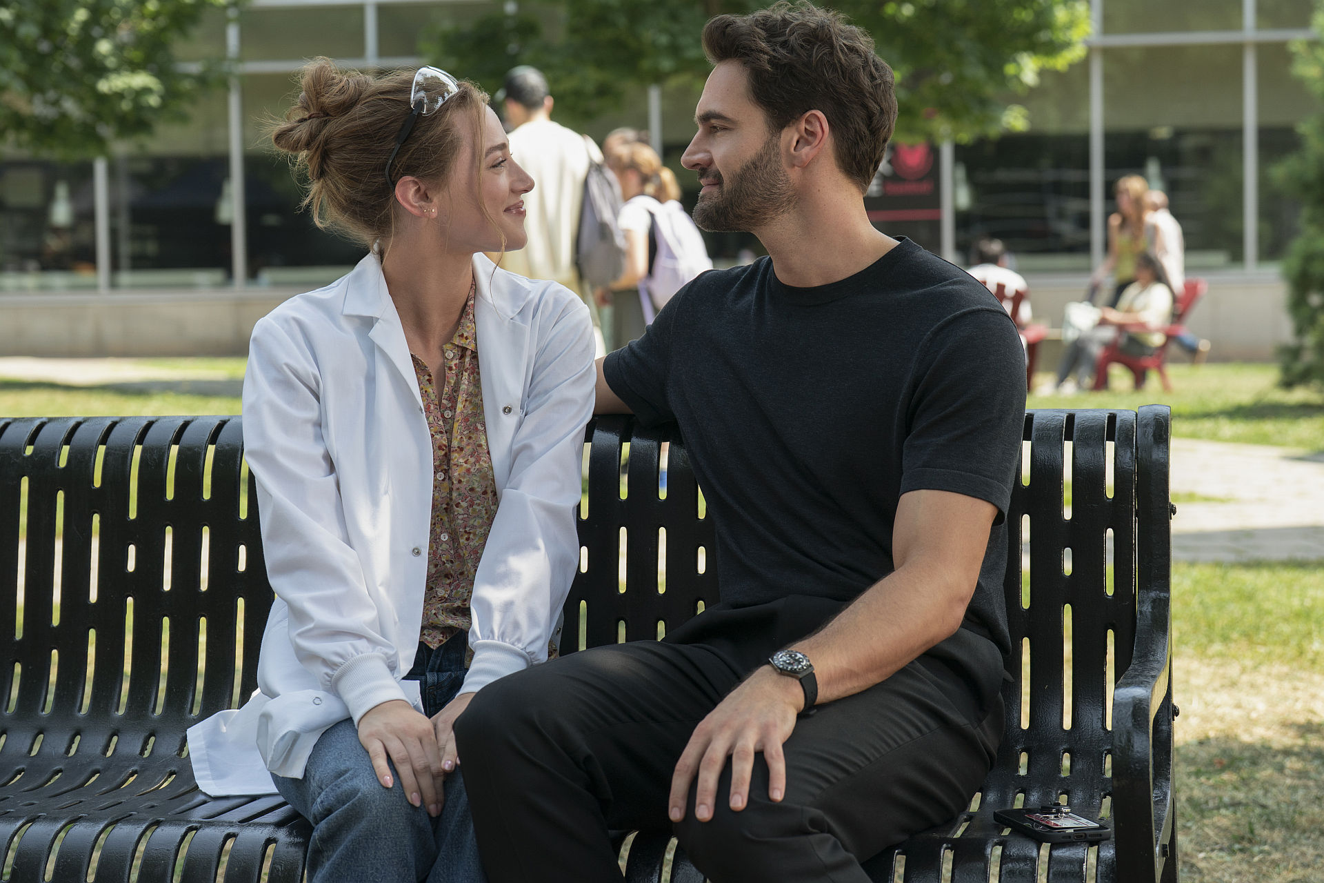 Lili Reinhart und Tom Bateman