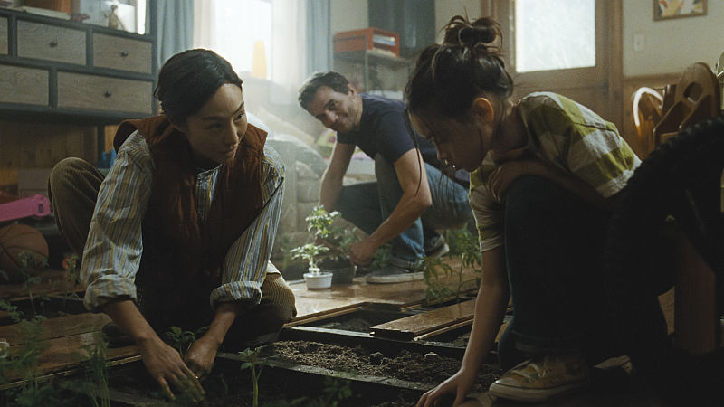 The Last House. (L-R) Greta Lee als Ann, Riley Chung als Ruth and Wagner Moura als Jason in The Last House