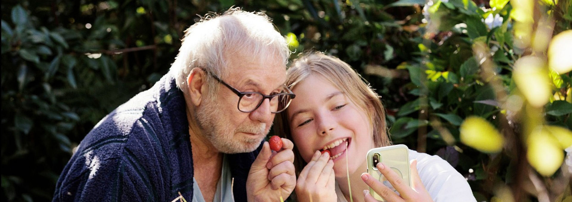 Harry (Joachim Król) und seine Enkelin Laura (Anna von Seld) in ALTE LIEBE