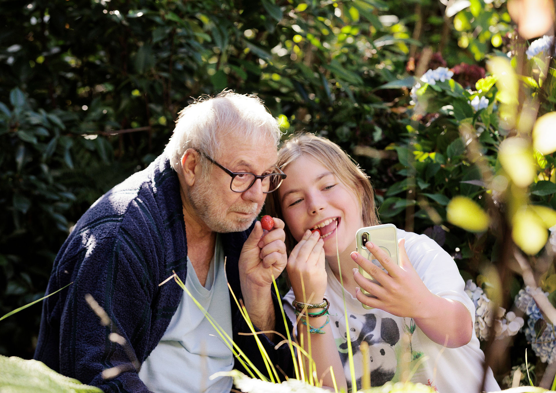 Harry (Joachim Król) und seine Enkelin Laura (Anna von Seld) in ALTE LIEBE