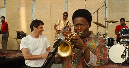 Thabo Rametsi als Hugh Masekela und Johnny Flynn als Paul Simon in THE ROAD HOME (Foto: Studiocanal)