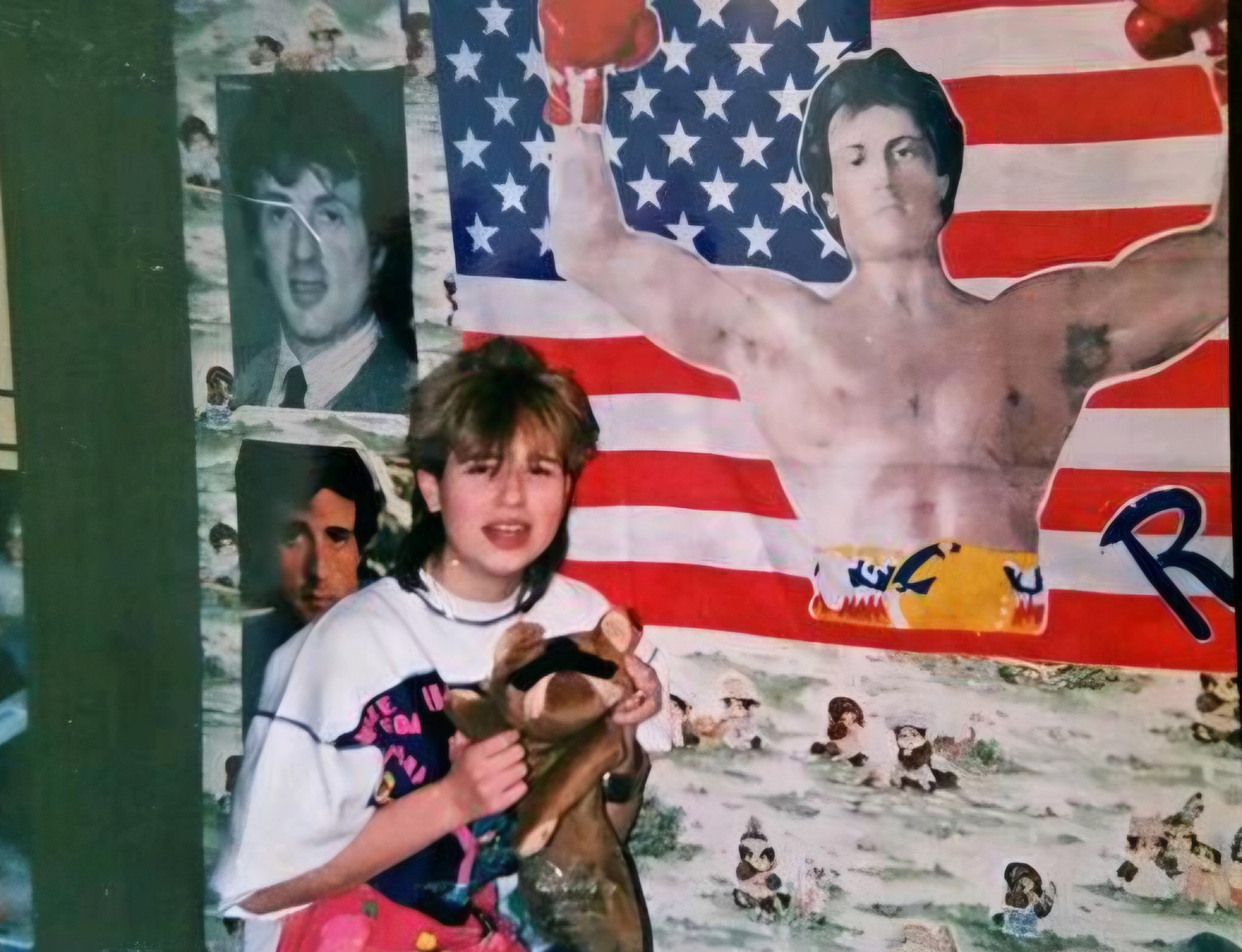 Martina Philippi als Jugendliche in ihrem Zimmer. Im Hintergrund ist auf einer Flagge der USA Rocky Balboa in Siegerpose zu sehen. 