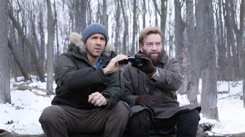 (L-R) Ryan Reynolds als Troy und Kenneth Brannagh als Nikolai in MAYDAY ( 2026)