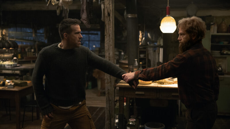 (L-R) Ryan Reynolds als Troy und Kenneth Brannagh als Nikolai in MAYDAY ( 2026)
