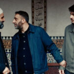 Glaube und Familie: Murad (Kida Khodr Ramadan) versucht seinen Bruder Kerem (Jael Cem Ilhan) vor dem Imam (Aziz Çapkurt) zu schützen.