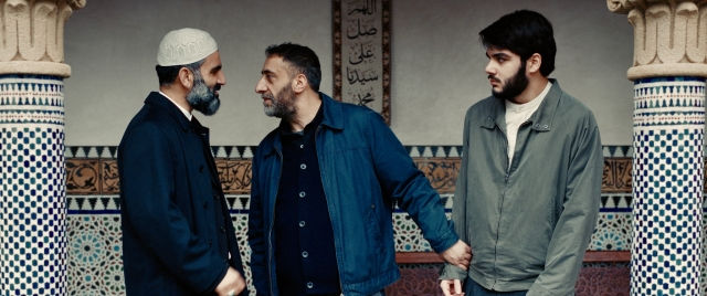 Glaube und Familie: Murad (Kida Khodr Ramadan) versucht seinen Bruder Kerem (Jael Cem Ilhan) vor dem Imam (Aziz Çapkurt) zu schützen.