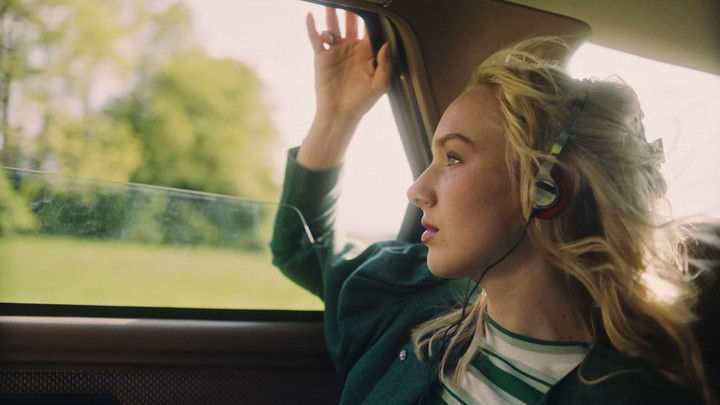 Musik ist für Linda Bierwirth (Jule Hermann) ein ständiger Begleiter – auch auf der Fahrt zur Feier ihres Patenonkels. ZDF/Holly Fink