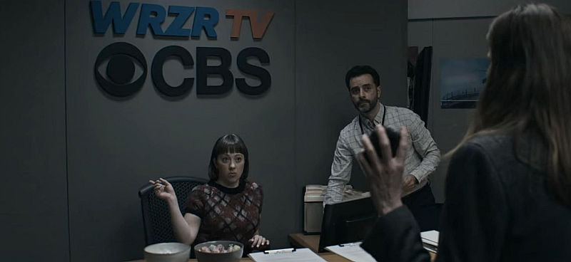 Szenenbild von Arsi Nami als Redakteurin eines Fernsehsenders in „Whisper Man“ mit Robert De Niro, Michelle Monaghan, Adam Scott und Michael Keaton