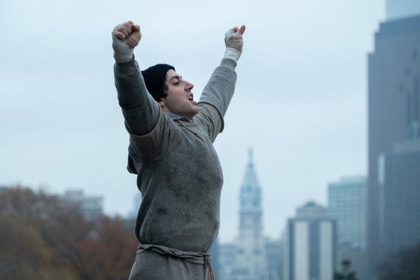 Anthony Ippolito als Sylvester Stallone mit der Siegerpose in I PLAY ROCKY