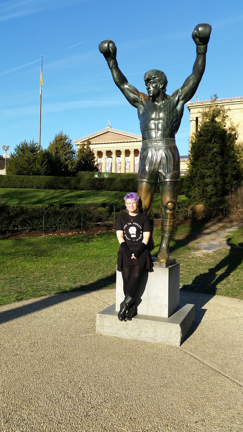 MARTINA PHILIPPI IN PHILADELPHIA AN DER LEGENDÄREN ROCKY STATUE